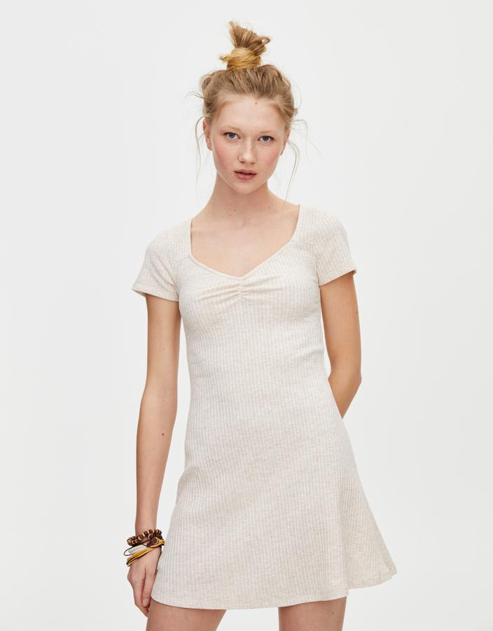 Mini vestido de canalé en blanco roto. En las rebajas de Pull&Bear pasa de 15.99 a 5.99 euros.
