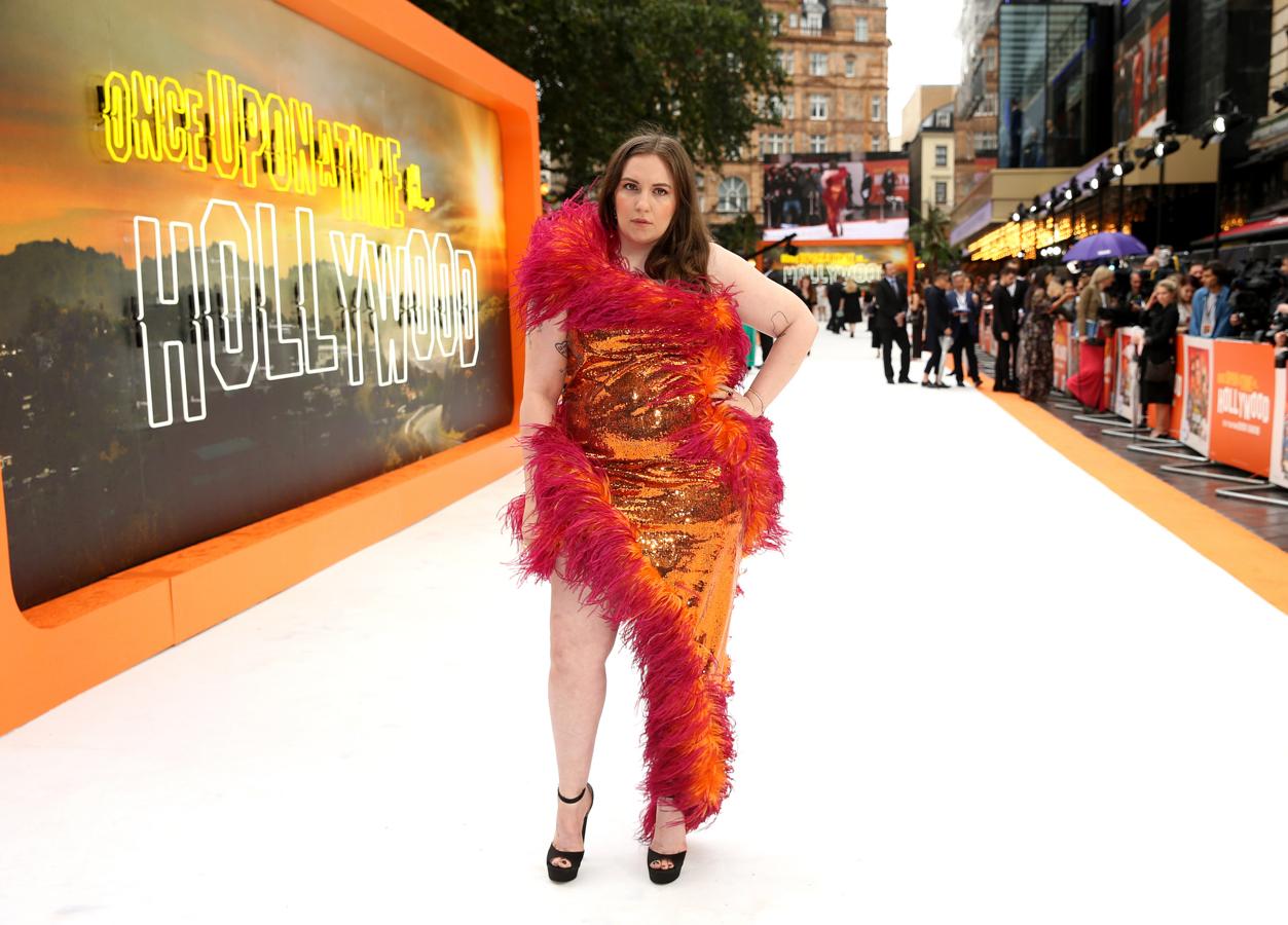 En el otro plato de la balanza, y también de naranja y muy atrevido encontramos el vestido de lentejuelas y plumas de Lena Dunham, un auténtico despropósito de estilo, por mucho que sea un diseño a medida de 16Arlington.