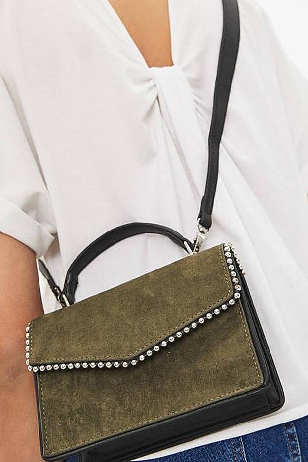 Bolso tachuelas de Bershka (17,99 euros).