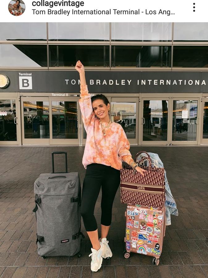 Collage Vintage prefiere combinar la comodidad del look deportivo con las últimas tendencias. Por eso no duda en mezclar sus mallas negras y las sneakers con una sudadera con el estampado del verano: el tie-dye.