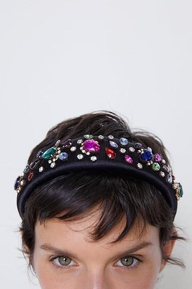 Diadema de Zara con aplicaciones de piedras de colores.