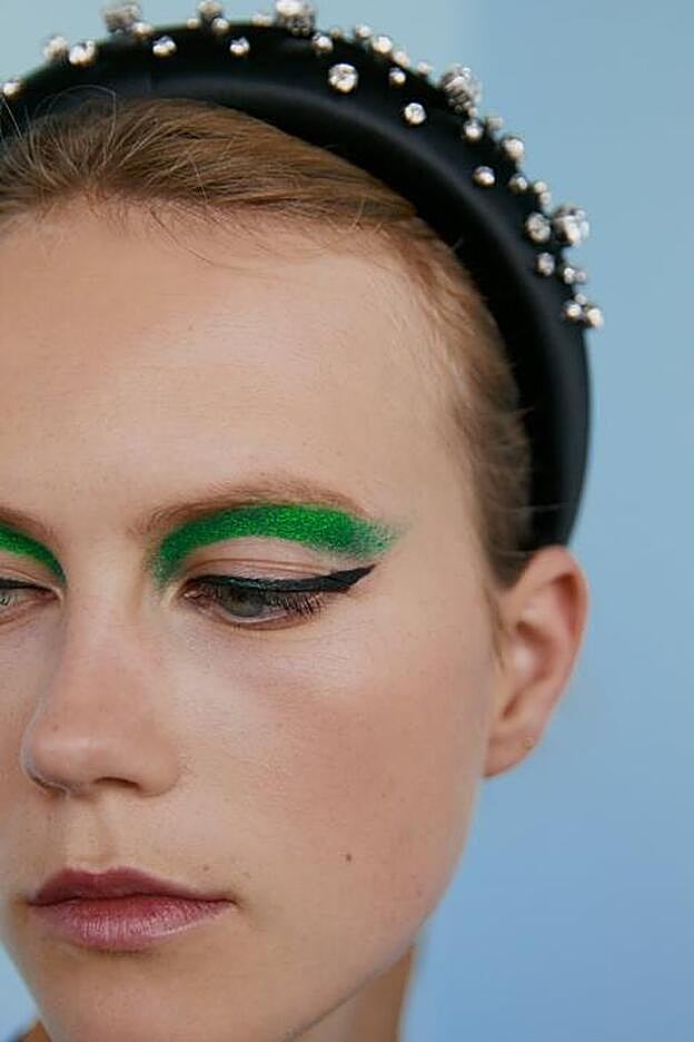 Uno de los diseños que más nos recuerdan a las diademas que presentó Prada en su colección para el próximo otoño.