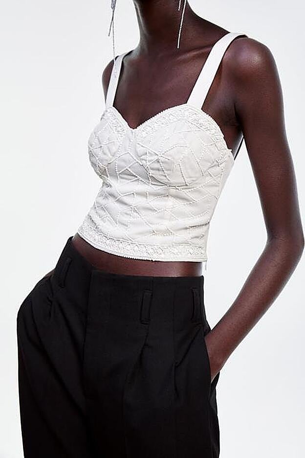 Este top cropped tipo bustier con apliques ya promete convertirse en la nueva prenda viral de Zara.