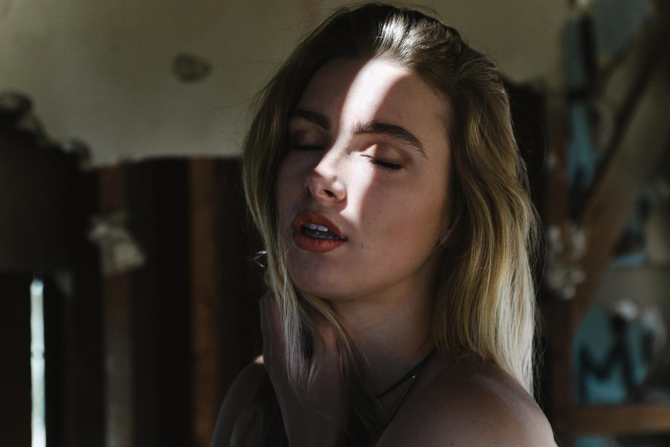 Dicen que es una de las posturas más aburridas, pero no tiene por qué. Permite infinidad de variantes que te harán ver las estrellas. Túmbate boca arriba mientras tu pareja te penetra. ¿Lo mejor? Tienes cierta libertado para posicionar las piernas y las manos libres.