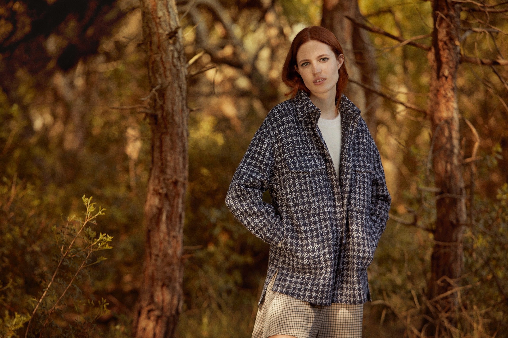 Sobrecamisa con estructura:25,99 euros en Lefties y jersey de pelo: 15,99 euros.