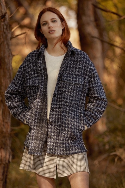 Sobrecamisa con estructuctura: 25,99 euros y jersey de pelo 15,99 euros. Todo de Lefties.