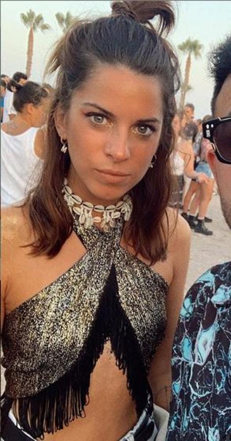 Este top metalizado y de flecos que escogió Marta Riumbau para el Arenal Sound nos ha parecido lo más.