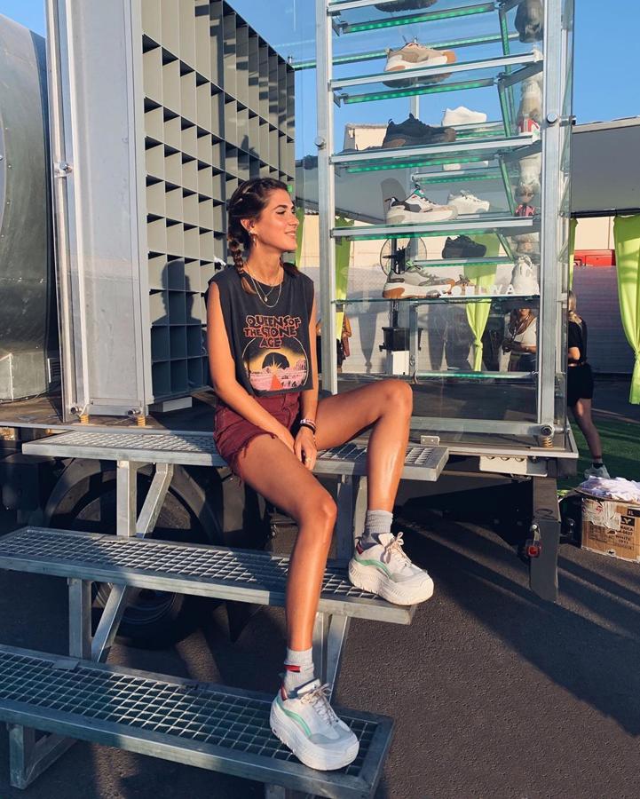 Mery Turiel optó por dar protagonismo a sus zapatillas de Cool Way para disfrutar del Arenal Sound. Las conjuntó con shorts burdeos y camiseta sin mangas.