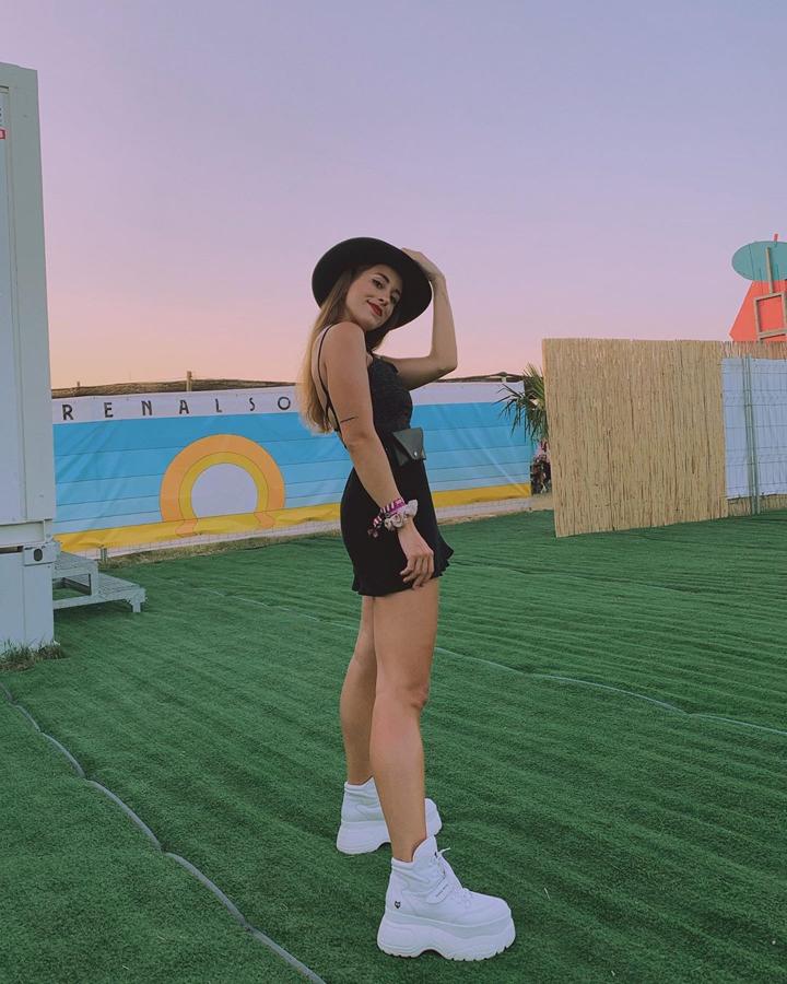 La influencer Paula Gonu abrió esta edición del festival con este conjunto negro y unas zapatillas blancas de plataforma.