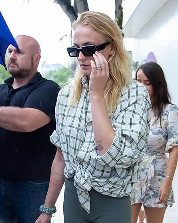 Sophie Tuner olvida el trágico suceso junto a su cuñada