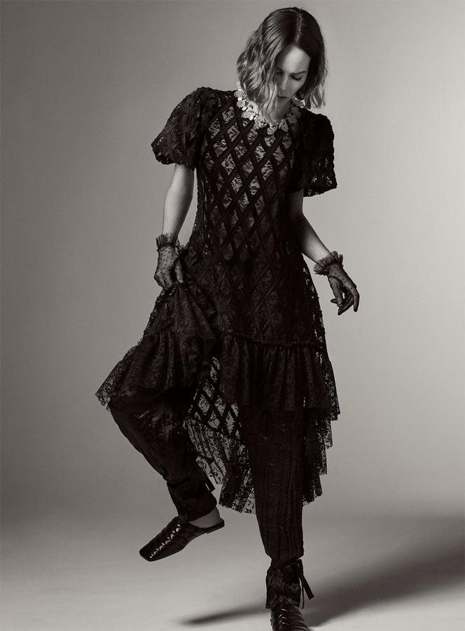 El vestido asimétrico de encaje de la nueva colección de Zara cuesta 49.95 euros, los pantalones satinados, 19.95 euros, los mules de piel 49.95 euros, el maxi collar 25.95 y los guantes de plumetti, 15.95 euros.