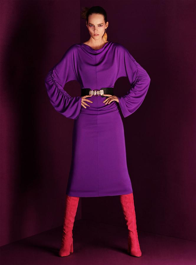 Este vestidazo midi en color púrpura cuesta 22.95 euros, el cinturón XXL, 15.95 euros, y las botas fucsia over the knee, 149.95 euros.