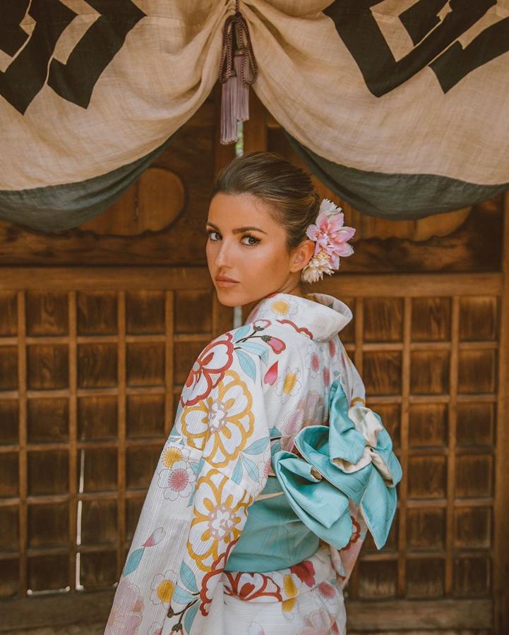 La influencer Alexandra Pereira ha compartido esta imagen vestida de geisha y nos ha dado ganas de hacernos con un kimono para copiar su look oriental.