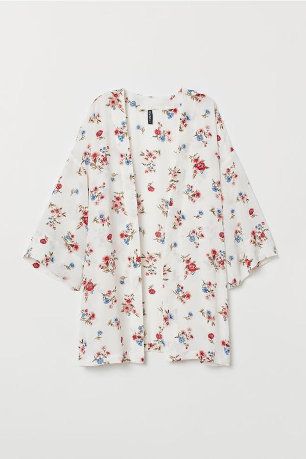 De flores y súper ponible. Este kimono corto de H&M cuesta 14,99 euros y lo puedes encontrar con diferentes estampados.