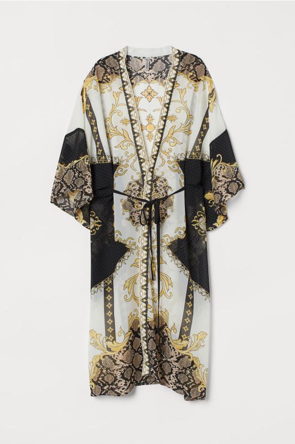 Puedes dar vida a un look básico con este kimono largo de H&M que cuesta 34,99 euros.