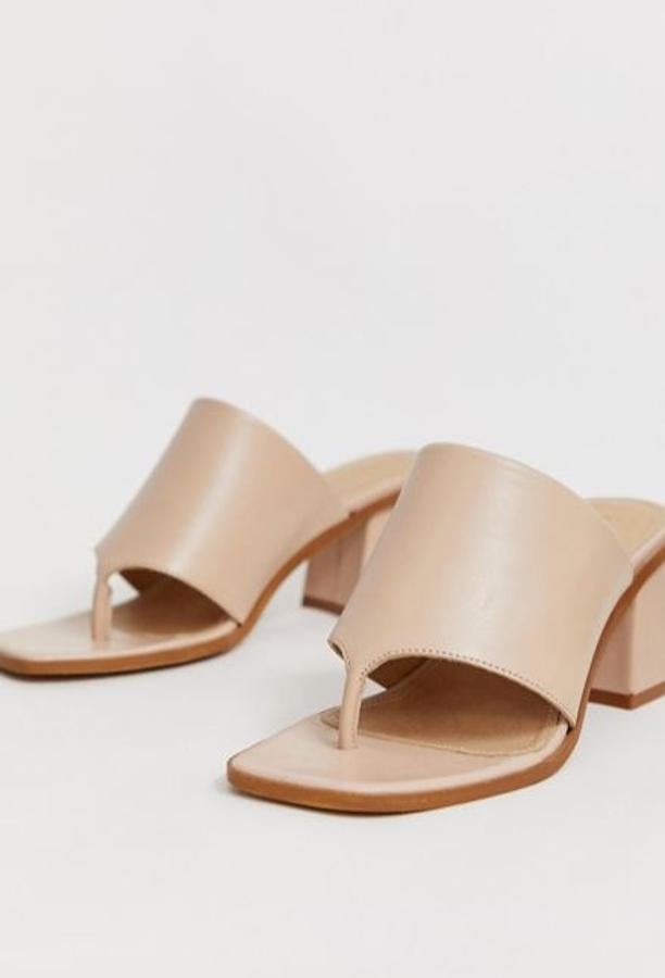 Asos ha sacado una versión de meter en el dedo en color nude que se encuentra rebajado ahora a 49,49 euros.