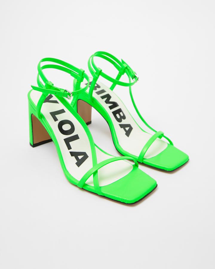 Bimba y Lola tiene a la venta este modelo con punta y tacón cuadrado en verde flúor por 150 euros. También se encuentra en rosa fucsia y negro.