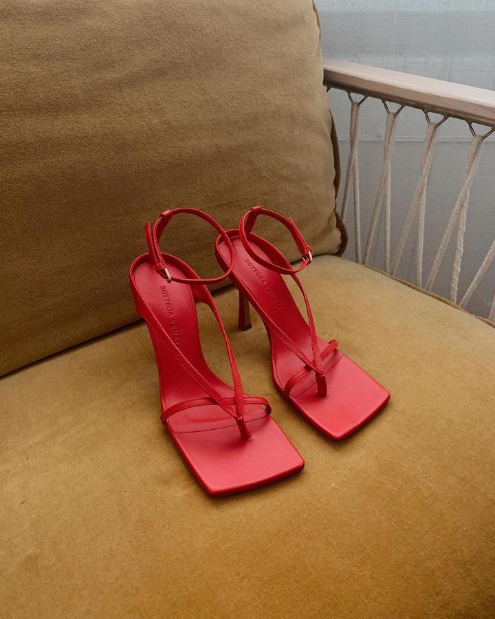 Este es uno de los modelos de sandalias de Bottega Veneta y está a la venta por 560 euros.