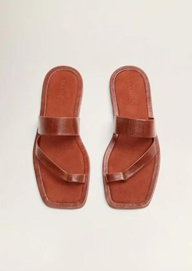 De la nueva colección de Mango destacamos estas sandalias planas que cuestan 39,99 euros.