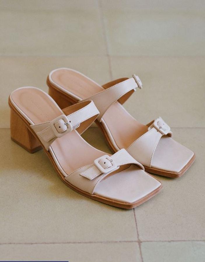 Paloma Wool es una de las firmas que más ha apostado por el calzado de punta cuadrada y este modelo blanco de hebillas cuesta 159 euros.