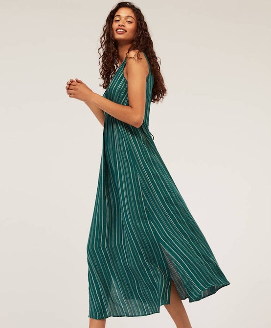 Fresquito y cómodo: vestido en tono verde con hilo metalizado. (35,99 euros).