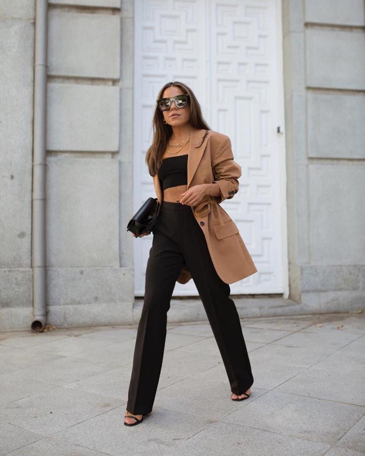 Con este look, Paula Ordovás nos enseñó  como vestir pantalón de traje  en la oficina sin morir de calor. Pantalones y americana que conjuntó con top bandeu.