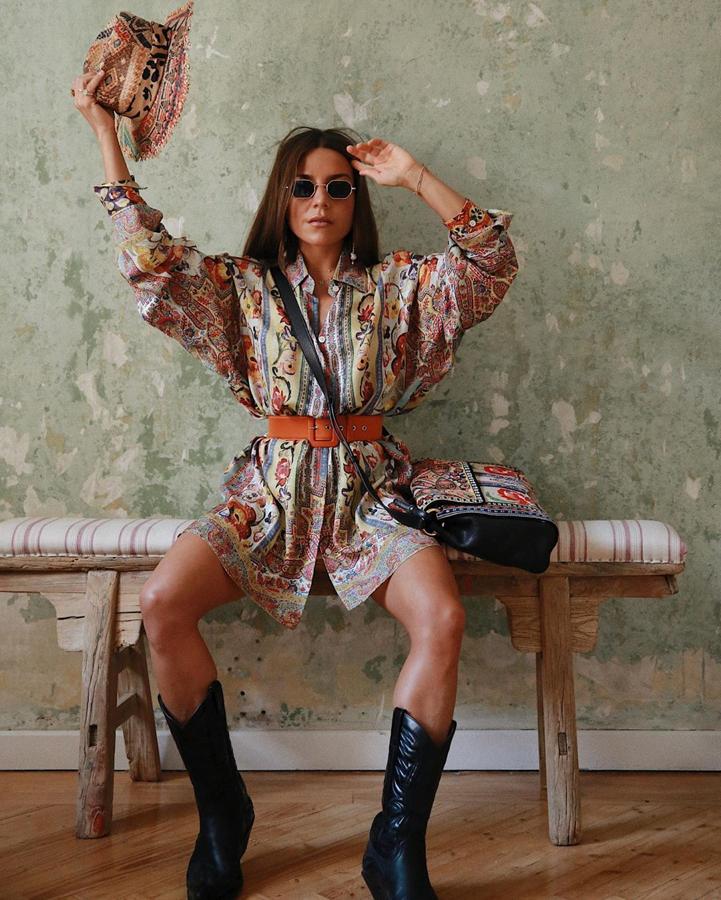 Nos encanta cómo combinó este vestido estampado de Etro Paula Ordovás. Con unas botas cowboy negras, cinturón y somrero.