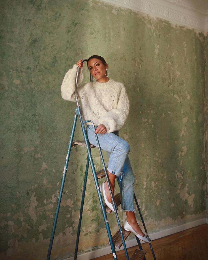 De sus looks de día a día de invierno este es nuestro favorito. Así conjuntó un jersey crudo, con vaqueros claros y manoletinas.