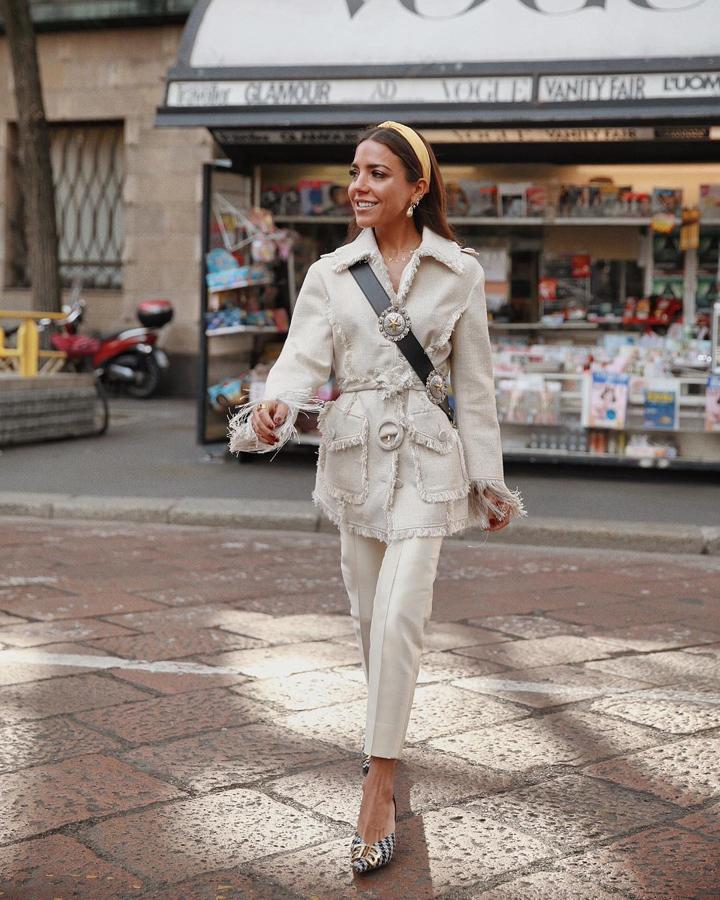 Muy a favor de este conjunto de Blue Marine que Paula Ordovás combinó con stilettos de Balenciaga.