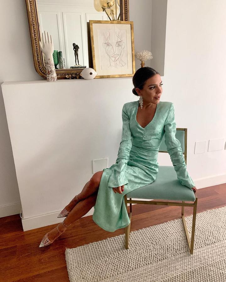 Uno de los looks de invitada más bonitos que Paula ha propuesto. Un vestido verde agua de manga larga que conjunto con stilettos de Juan Vidal.