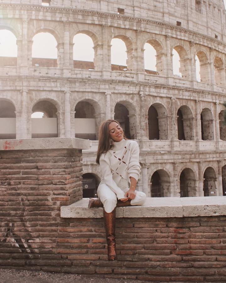 Paula Ordovás apostó por el total white con un jersey calado de H&M y pantalón pitillo que acompañó de botas cowboy marrones de Jimmy Choo.