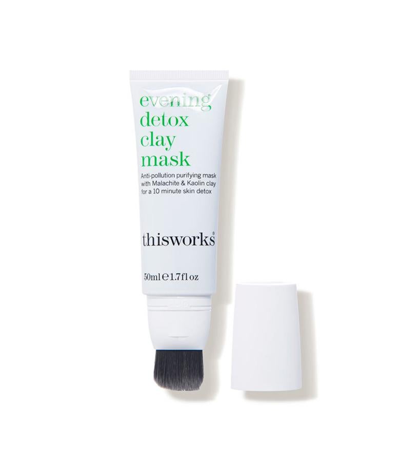 Esta mascarilla de arcilla de caolin desintoxica la piel después de un día de exposición a la agresión externa. Su mezcla de arcilla, ácidos de frutas, Malachite y Globularia Cordifolia ayuda a descongestionar la piel a fondo y eliminar las impurezas y el exceso de sebo. Gracias a su acción enzimática que activa la microcirculación, restaura el resplandor natural causando pequeños hormigueos. Se presenta en un dispensador con un cepillo incorporado para una aplicación uniforme. (39,95 €)