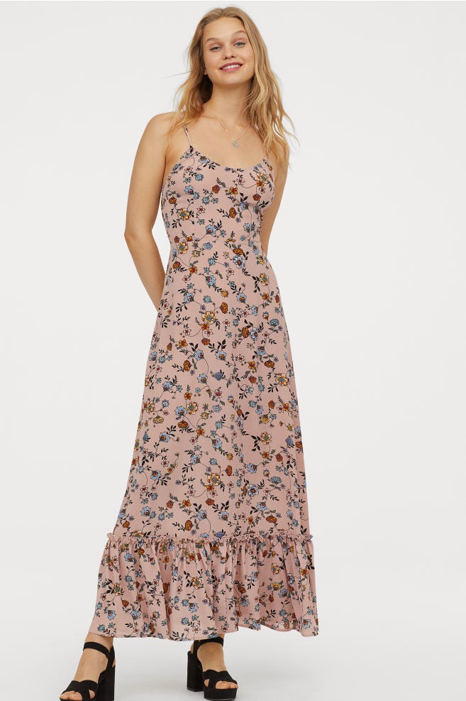 Vestido boho largo con escote. En las rebajas de H&M de 34,99 a 16,99 euros.