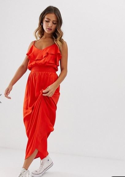 Vestido largo con volante en rojo. En Asos por 17,99 euros.