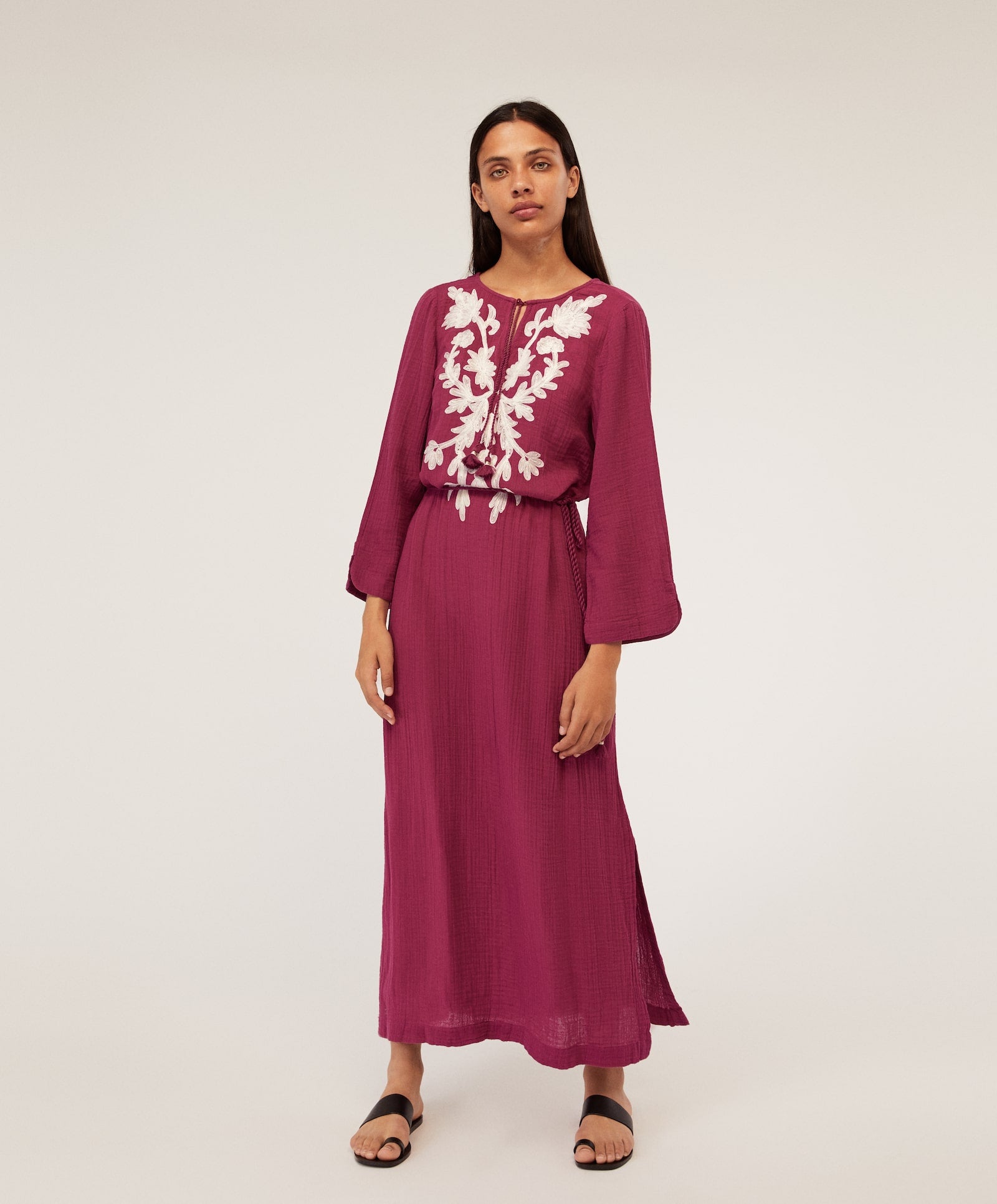 Vestido con forma de túnica larga con bordado floral. En las rebajas de Oysho de 59,99 a 15,99 euros.