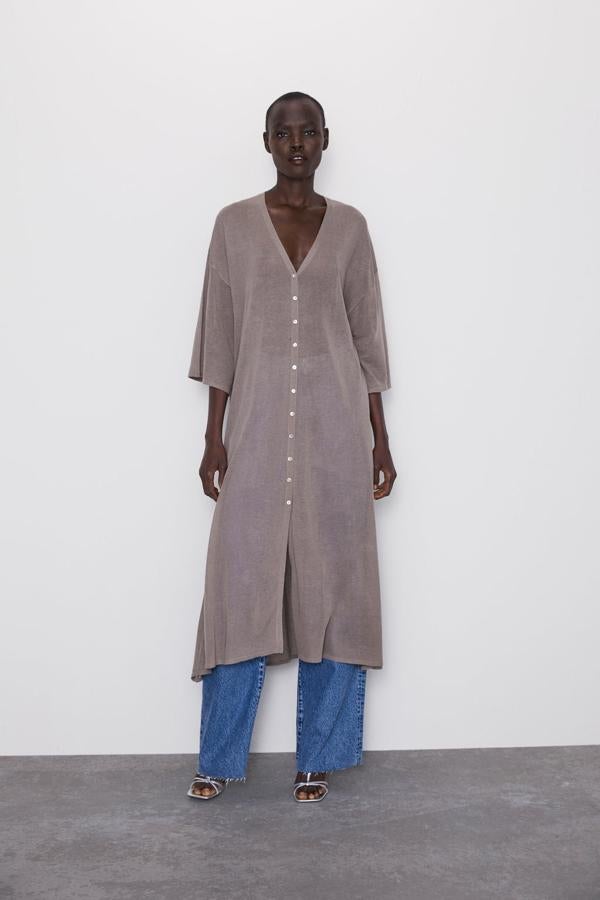 Chaqueta de punto larga con manga corta y detalle de botones, 29,95 euros.