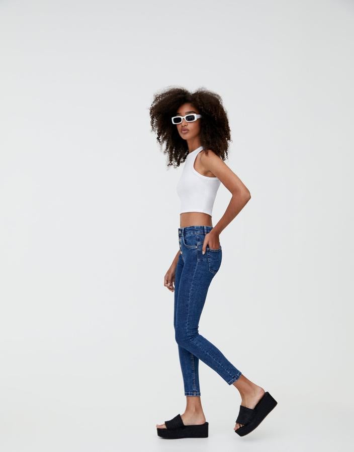 Jeans 'push up' de tiro medio con botones. En Pull&Bear por 19,99 euros.