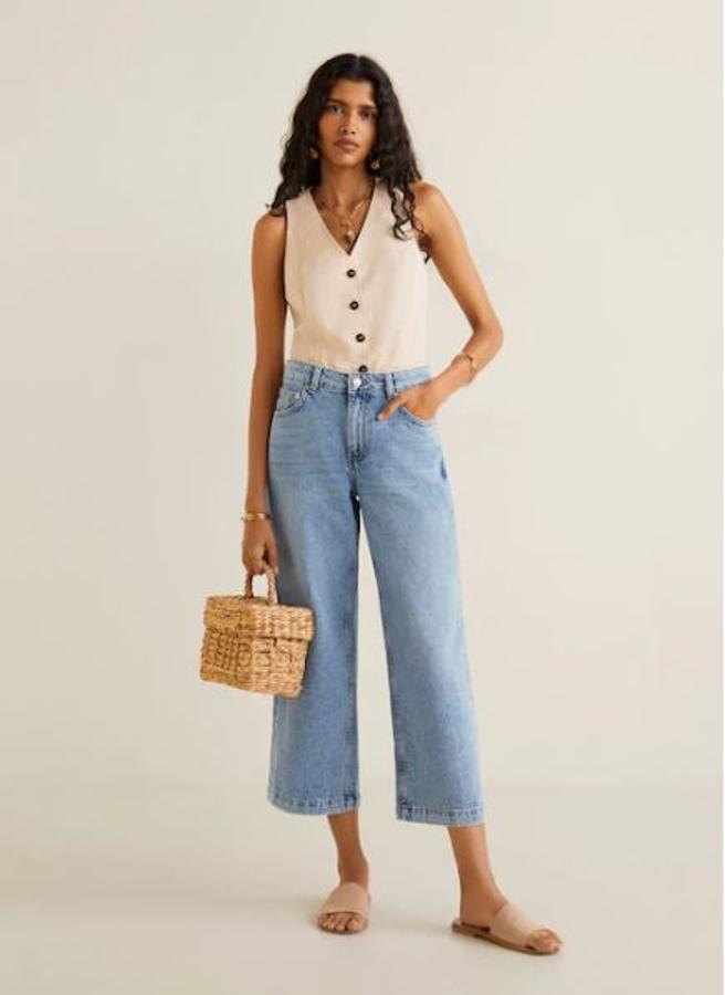 Vaqueros 'relaxed culotte' azul claro de corte recto. En Mango por 25,99 euros.