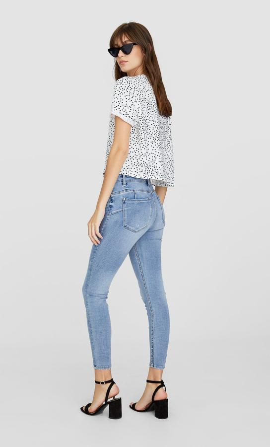 Vaqueros 'push up' de color claro. En Stradivarius por 25,99 euros.