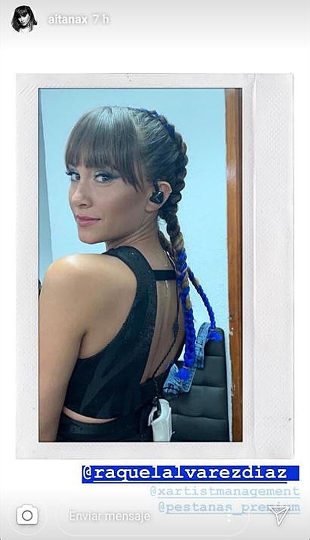 Ha combinado el color de sus extensiones en el pelo a juego con su maquillaje de ojos, también en tonos azules.