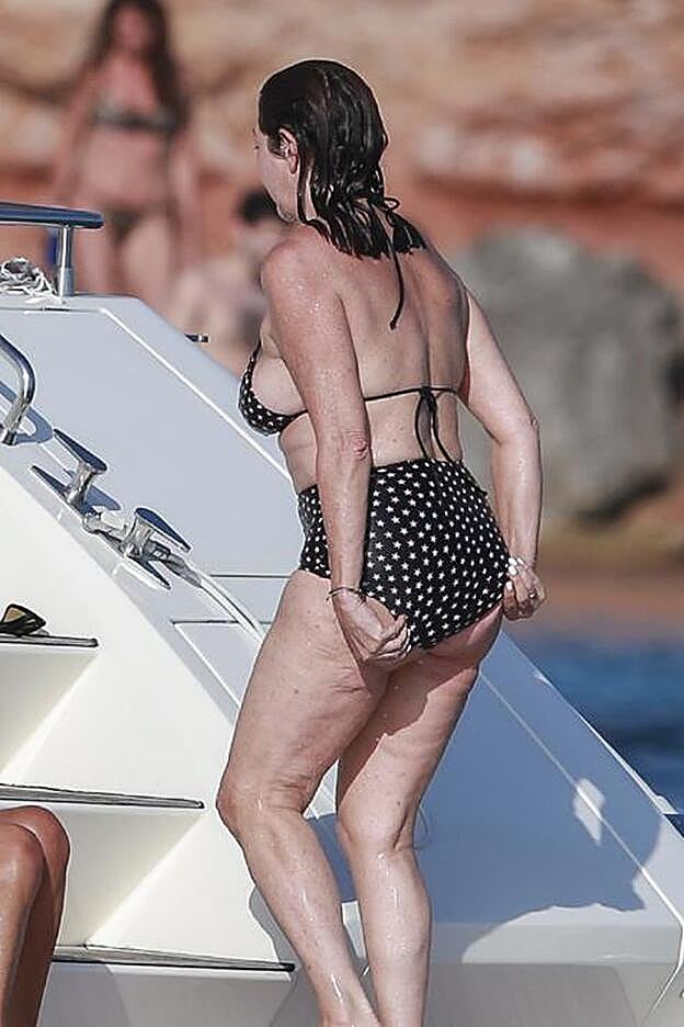 Ana Rosa tras un baño durante sus vacaciones.