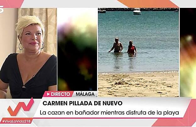 Carmen Borrego junto a su marido, José Carlos Bernal, saliendo del mar en bañador.