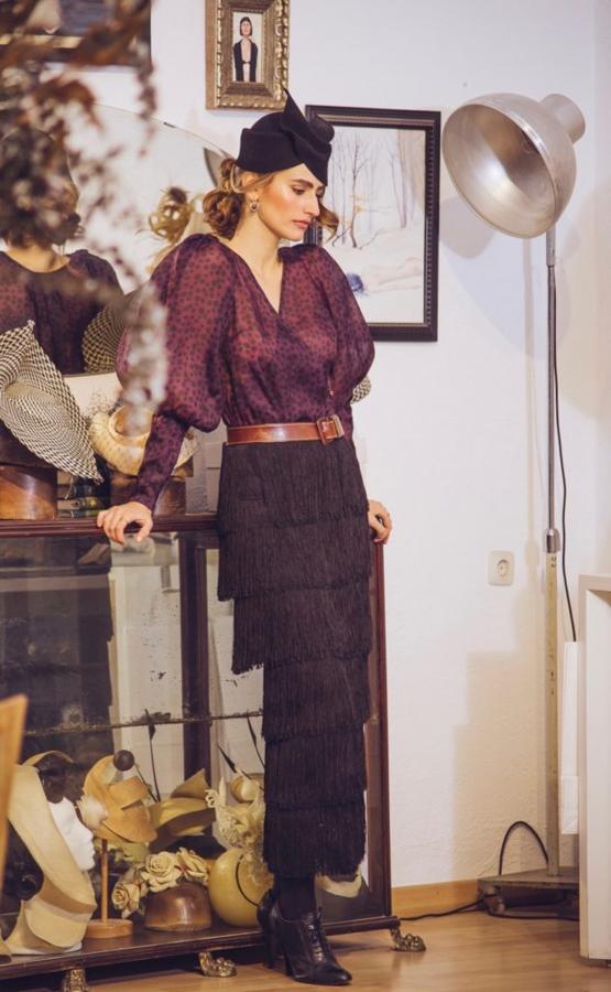 Los característicos diseños de faldas de flecos de Fraile Design (340 euros) hace meses que nos robaron el corazón, convirtiéndose en una de las firmas 'made in Spain' a tener en cuenta para elegir  nuestro look de invitada perfecta . Y una temporada más nos reafirmamos en que son de nuestras favoritas...