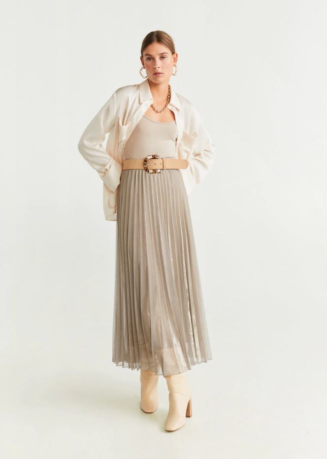 Esta falda midi plisada en color champagne de la nueva colección de Mango (49.99 euros) es una opción súper elegante para tu próximo look de invitada de boda. Además, luego la podrás reutilizar incluso para ir a la oficina.