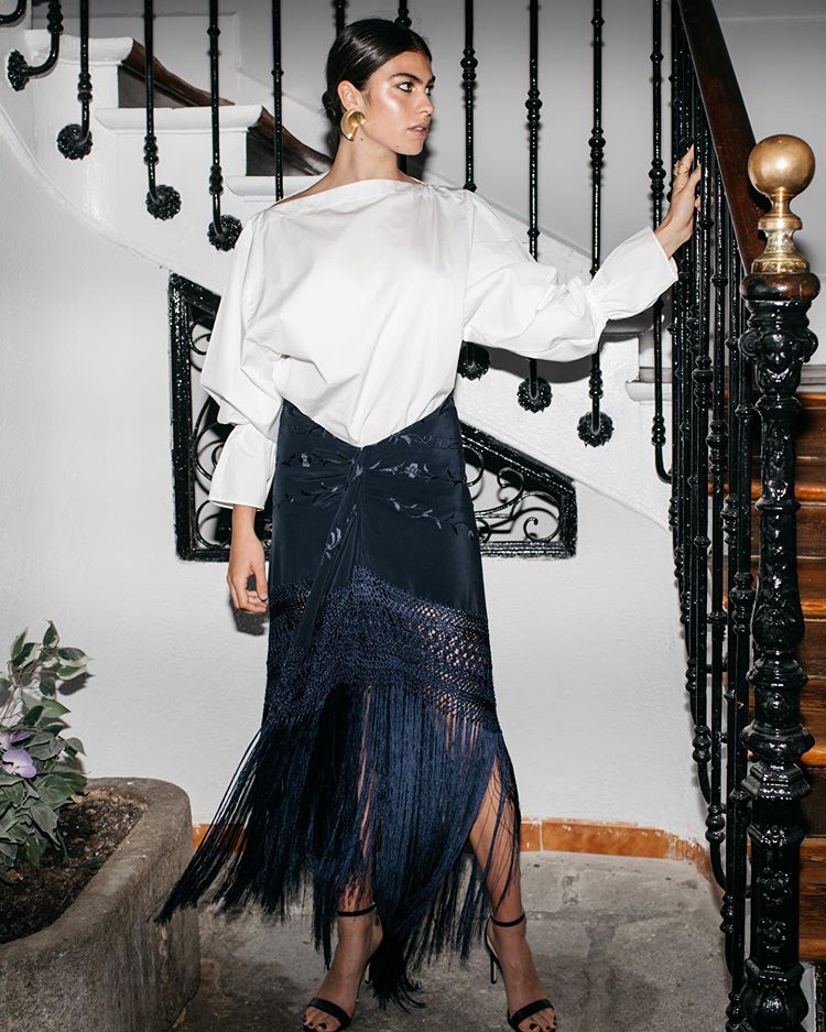 Room 717 es una nueva firma que crea las faldas más especiales e imponentes para tus looks más sofisticados. Con sello 'made in Spain', están elaboradas a partir de mantones de Manila originales, y el resultado es una auténtica joya que nunca pasará de moda y que te convertirá, en cada evento, en la invitada mejor vestida.