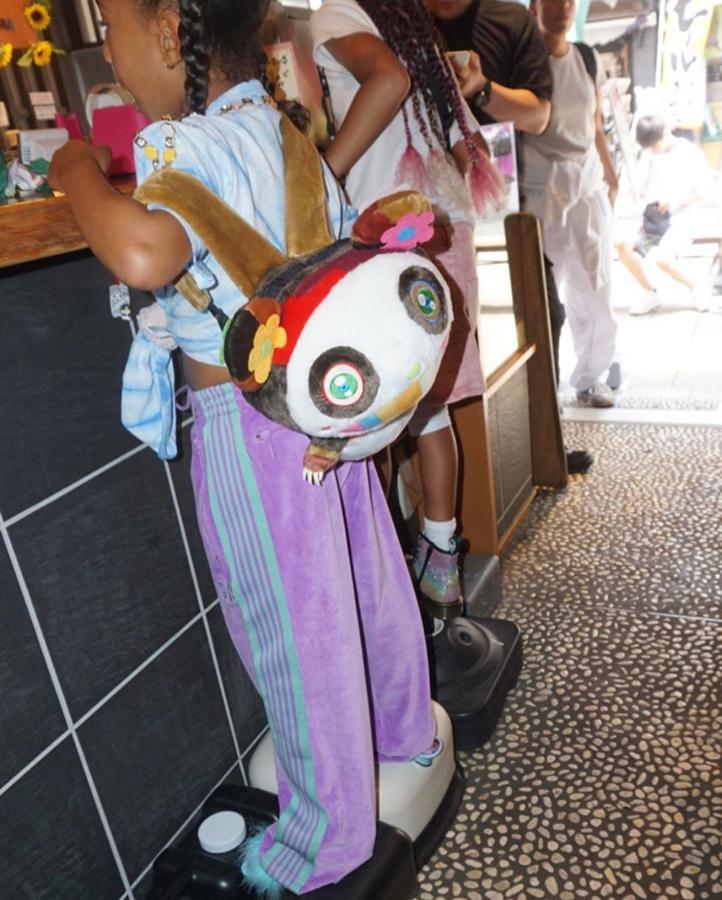 Volvemos a fijarnos en los accesorios porque lo que sí podemos afirmar es que la niña repite ropa. Este chándal ya se lo hemos visto pero ella lo combina con su calzado fetiche y una mochila de panda que, por lo menos, sí es para una niña de su edad.