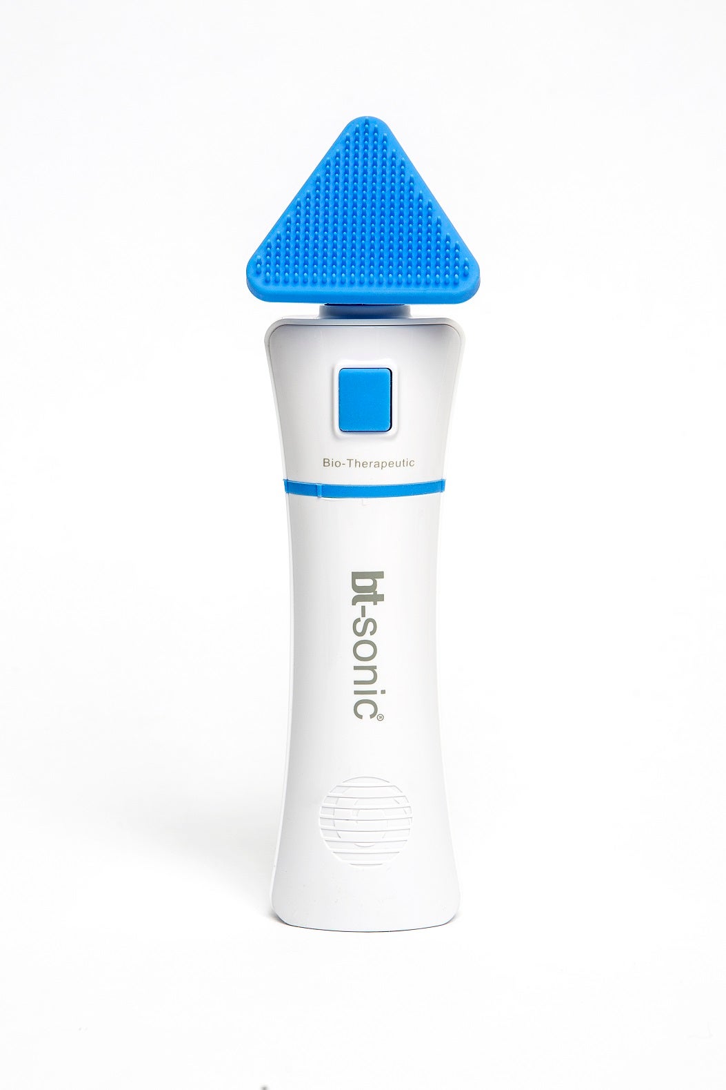 Cepillo de silicona diseñado para una higiene y exfoliación facial más profunda. Gracias a su cabezal triangular antibacteriano y antimicrobiano, la nueva herramienta de limpieza profesional para uso doméstico de Bio Therapeutic, te dejará la piel suave, libre de impurezas y congestiones, lista para la aplicación de productos tópicos para el cuidado de la piel.  PVP recomendado: 119,79 €