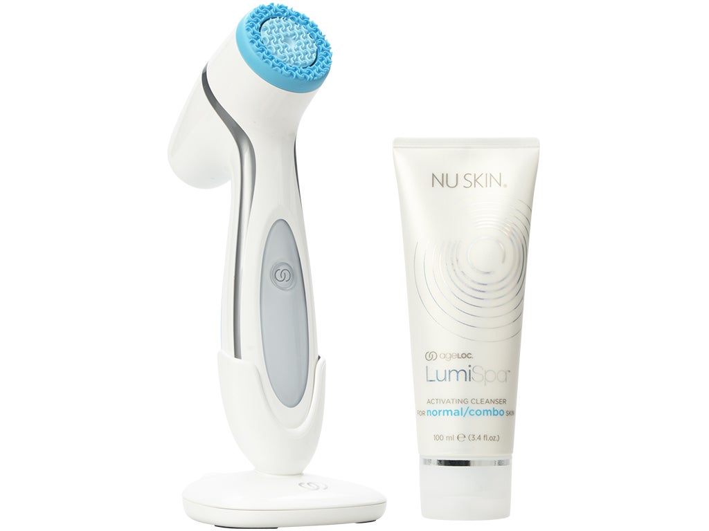 El cabezal de silicona ayuda a eliminar los restos de maquillaje y suciedad de forma eficaz. El dispositivo hace pausas táctiles y vibra en caso de exceso de velocidad o de presión en la aplicación. Diseño ergonómico y resistente al agua, con sujeción de goma para utilizarlo en la ducha. El kit cuenta con el cabezal de silicona con base recargable y un gel limpiador/purificante. (202,31 €).