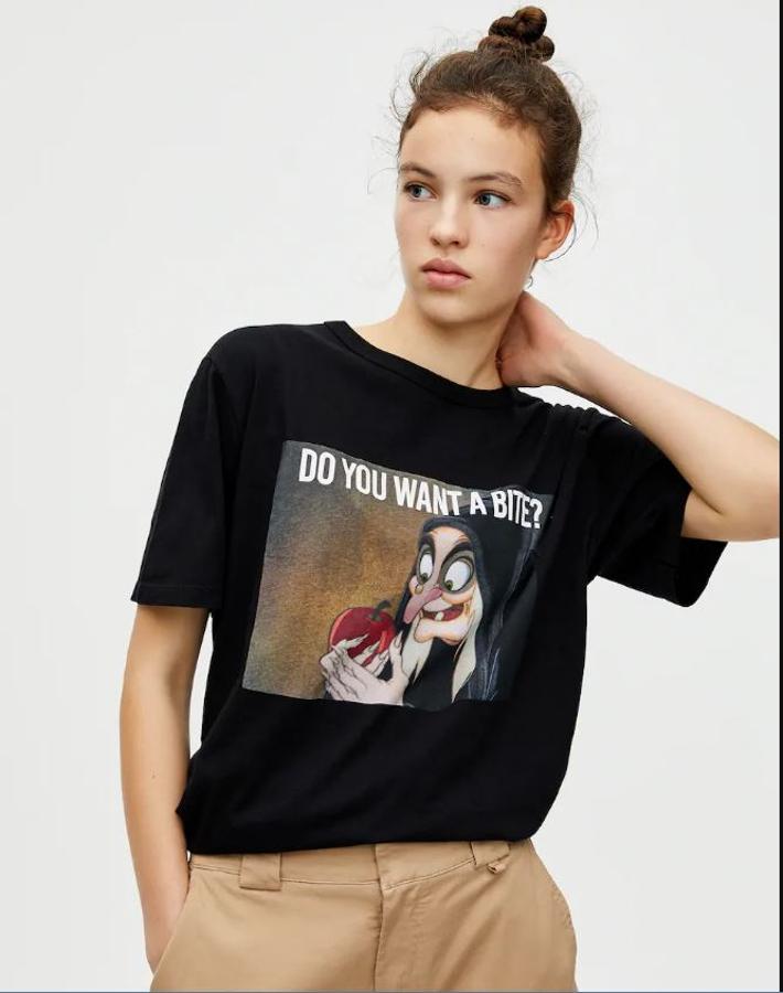 Esta  camiseta de Blancanieves  de manga corta en color negro con dibujo de bruja en el pecho, cuesta 12,99 euros.