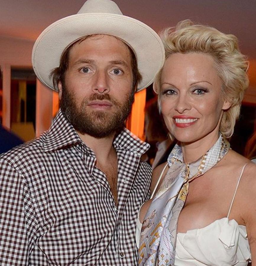 La actriz Pamela Anderson y el jugador de Poker Rick Salomón, pusieron punto y final a su relación en 2015 tras llevar un año de casados. Pocos meses antes del divorcio, la exvigilante de la playa echó de casa a su marido por "comportamiento abusivo".